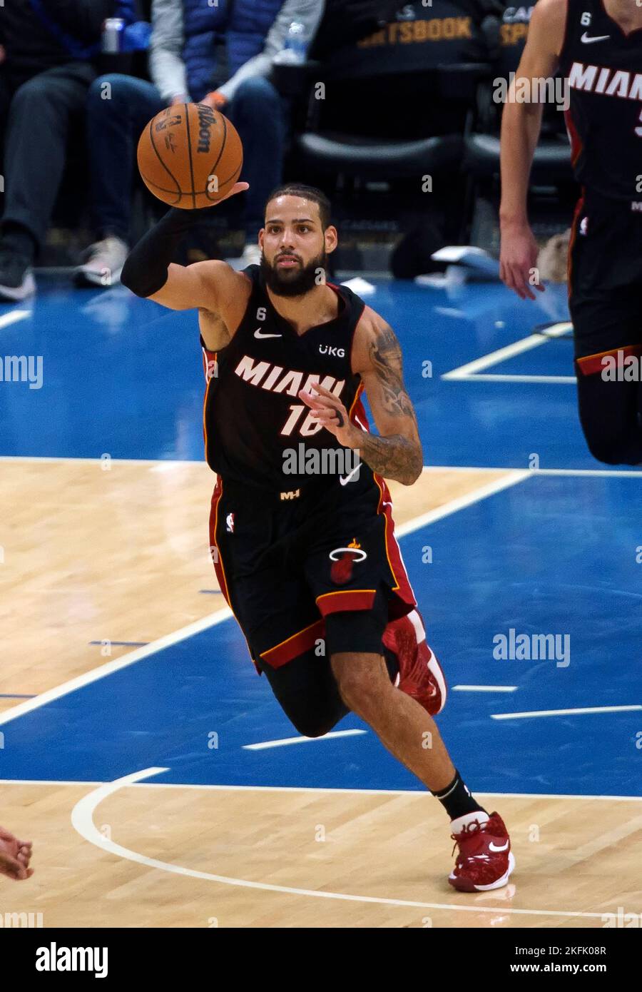 Washington, USA. 18.. November 2022. WASHINGTON, DC - 18. NOVEMBER: Miami Heat Forward Caleb Martin (16) nimmt während eines NBA-Spiels zwischen den Washington Wizards und dem Miami Heat am 18. November 2022 in der Capital One Arena in Washington, DC, einen Hochpass auf. (Foto von Tony Quinn/SipaUSA) Quelle: SIPA USA/Alamy Live News Stockfoto