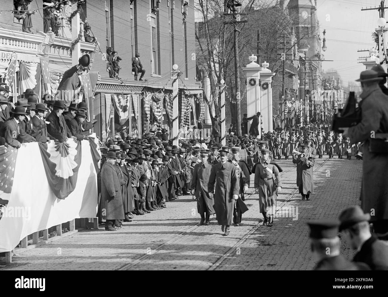 Parade mit Überprüfungs-Stand, zwischen 1910 und 1917. Stockfoto