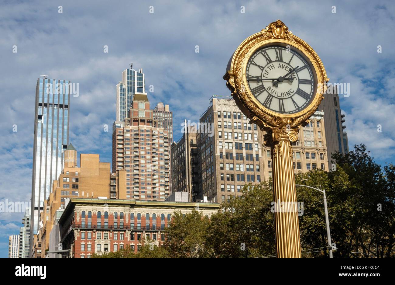 Die Sidewalk Clock auf der Fifth Avenue gegenüber dem Madison Square Park ist ein Wahrzeichen von NYC, USA 2022 Stockfoto