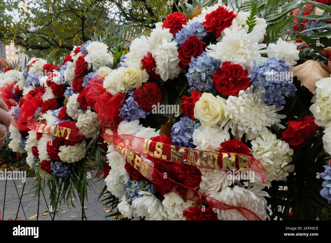 Nahaufnahme von Blumenkränzen zum Veterans Day im Madison Square, Park, 2022, NYC, USA Stockfoto