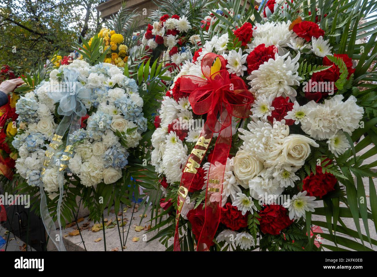 Nahaufnahme von Blumenkränzen zum Veterans Day im Madison Square, Park, 2022, NYC, USA Stockfoto