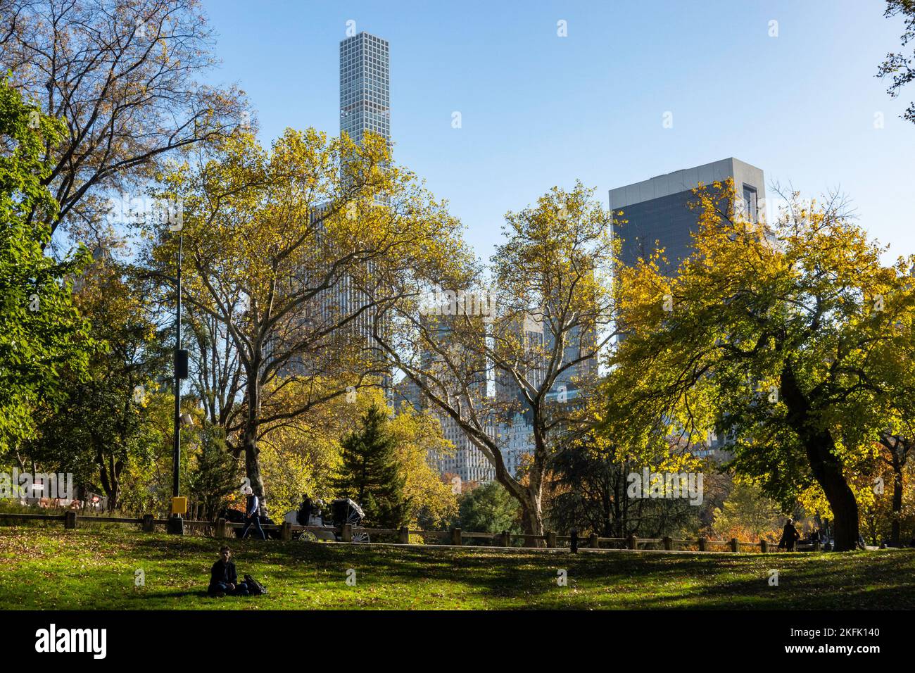 Wolkenkratzer in Midtown Manhattan vom Central Park aus gesehen an einem hellen Herbstnachmittag, 2022, NYC, USA Stockfoto