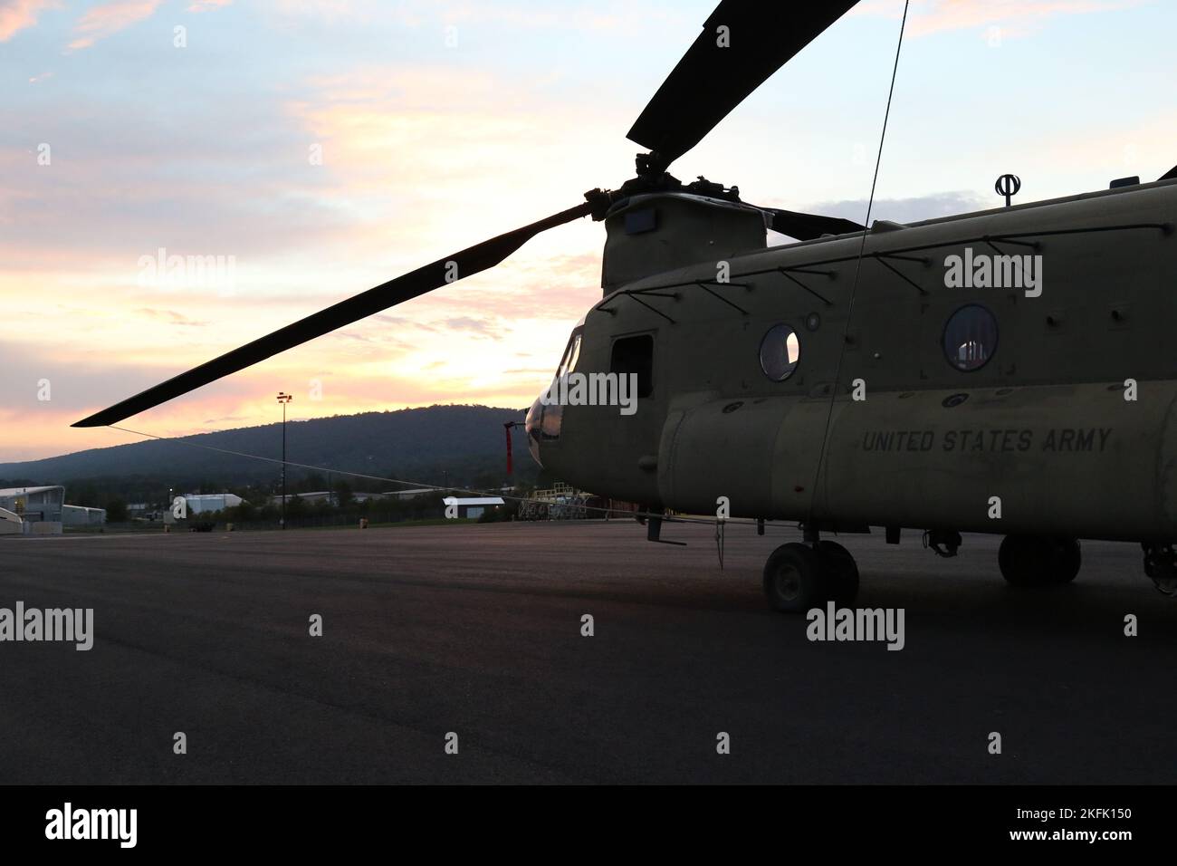 Ein CH-47 Chinook Hubschrauber sitzt auf dem Muir Army Airfield. Stockfoto