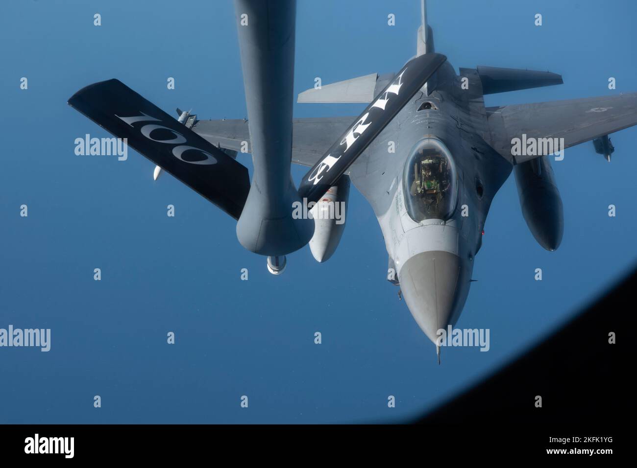Ein Kampfflugzeug der US-Luftwaffe F-16C von Falcon, das dem 31. Fighter Wing zugewiesen wurde, nähert sich während der Übung Cobra Warrior 22, 21. September 2022, einem Stratotanker-Flugzeug der KC-135, das dem 100. Air Betanking Wing Wing über der Nordsee zugewiesen wurde. Die Partnerschaften, die durch wiederkehrende Schulungsveranstaltungen wie Cobra Warrior geschaffen wurden, unterstützen die Fähigkeit, bei Bedarf eine strategische Kraft im Theater einzusetzen. Stockfoto