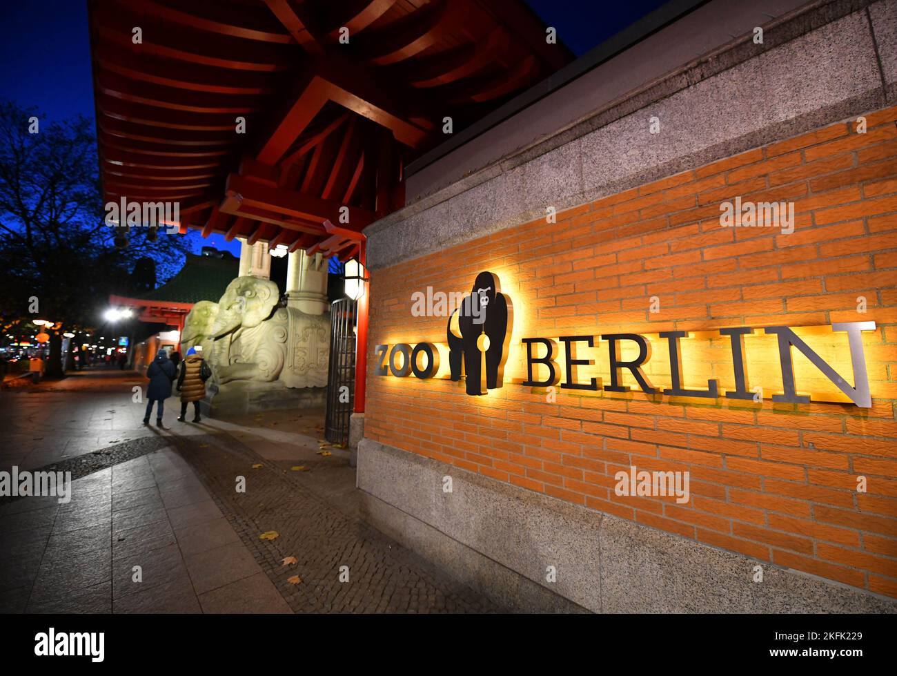 Berlin, Deutschland. 18.. November 2022. Menschen laufen am Zoo Berlin in Berlin vorbei, 18. November 2022. Der Zoo Berlin ist nach Medienberichten seit Freitag wegen Vogelgrippe vorübergehend geschlossen. Quelle: Ren Pengfei/Xinhua/Alamy Live News Stockfoto