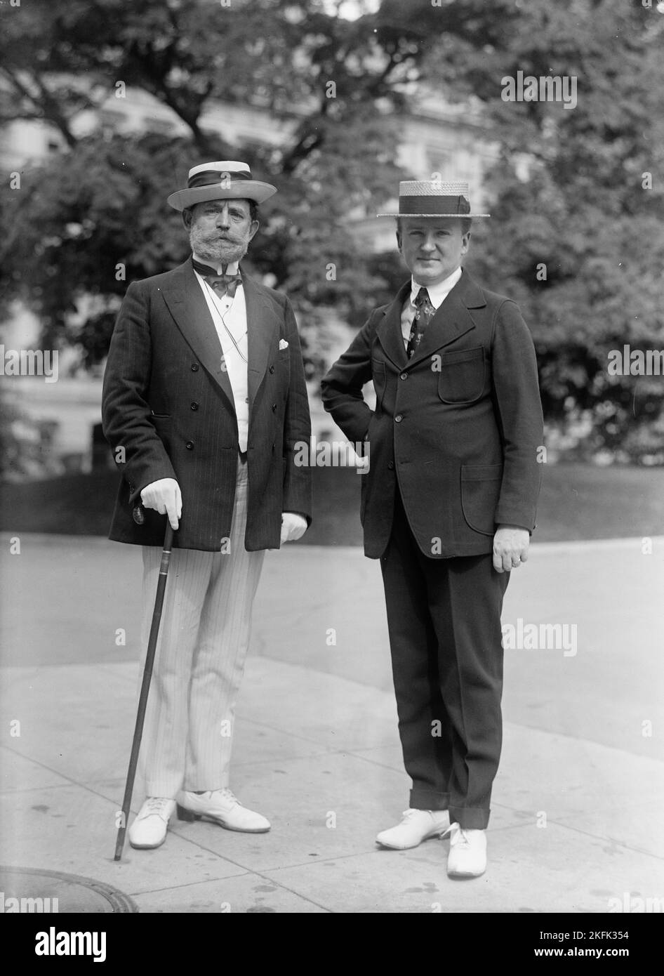 Lewis, James Hamilton, Rep. Aus Washington, 1897-1899; Senator aus Illinois, 1913-1919, 1931-. Links, mit Tumulty, 1917. Stockfoto