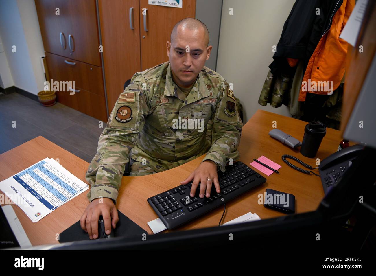 220921-N-OX321-1025 MARINELUFTSTATION SIGONELLA, ITALIEN (SEPT 21, 2022) U.S. Air Force Staff Sgt. Alan Pulido, aus Kissimmee, Florida, arbeitet an Trainingsplänen als der 7RS Einheit Trainingsmanager auf Naval Air Station Sigonella, 21. September 2022. Die strategische Lage von NAS Sigonella ermöglicht es US-amerikanischen, alliierten und Partnernationen, ihre Kräfte je nach Bedarf einzusetzen und zu reagieren, um Sicherheit und Stabilität in Europa, Afrika und Central Command zu gewährleisten. Stockfoto