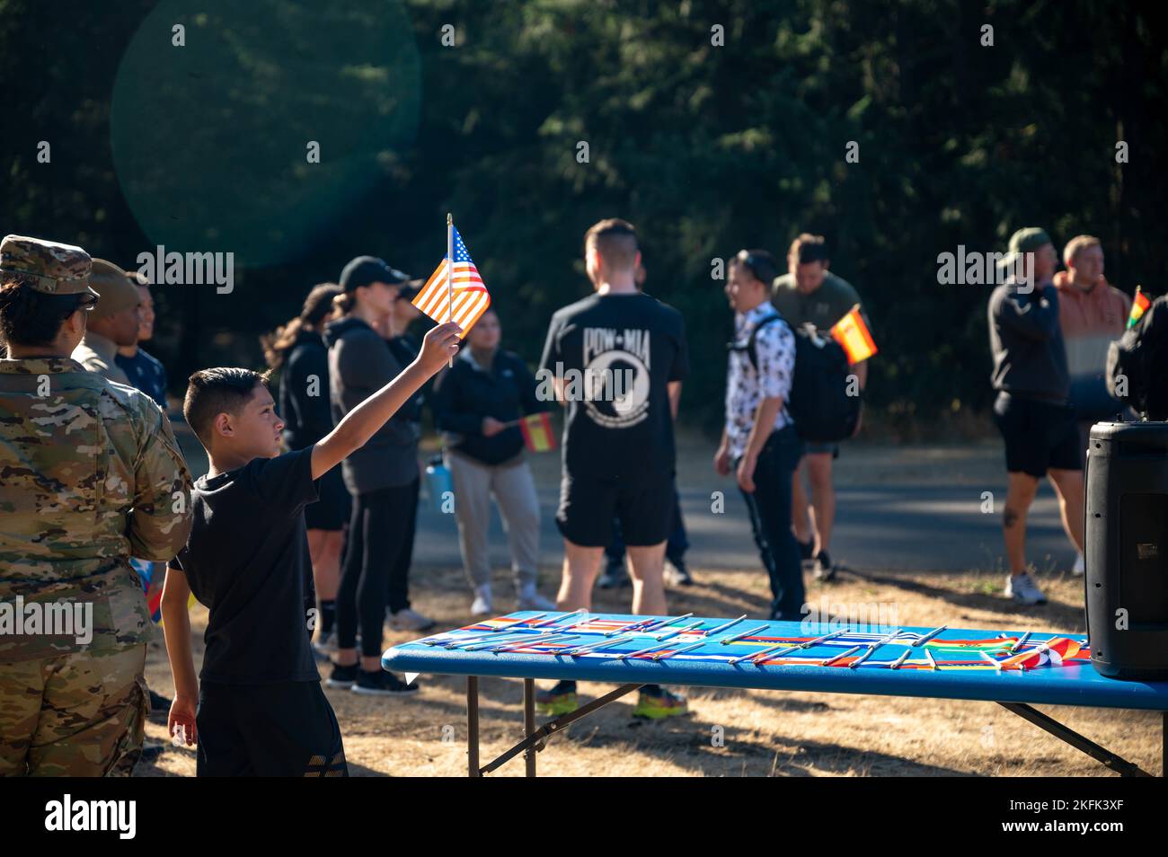 Team McChord Airmen und ihre Familien wählen Flaggen aus spanischsprachigen Ländern, die während des Rucks des Hispanic Heritage Month auf der Joint Base Lewis-McChord, Washington, am 21. September 2022, getragen werden sollen. Der National Hispanic Heritage Month wird vom 15. September - 15. Oktober durch die Feier der Geschichte, Kulturen und Beiträge amerikanischer Bürger, deren Vorfahren aus Spanien, Mexiko, der Karibik sowie Mittel- und Südamerika kamen, beobachtet. Stockfoto