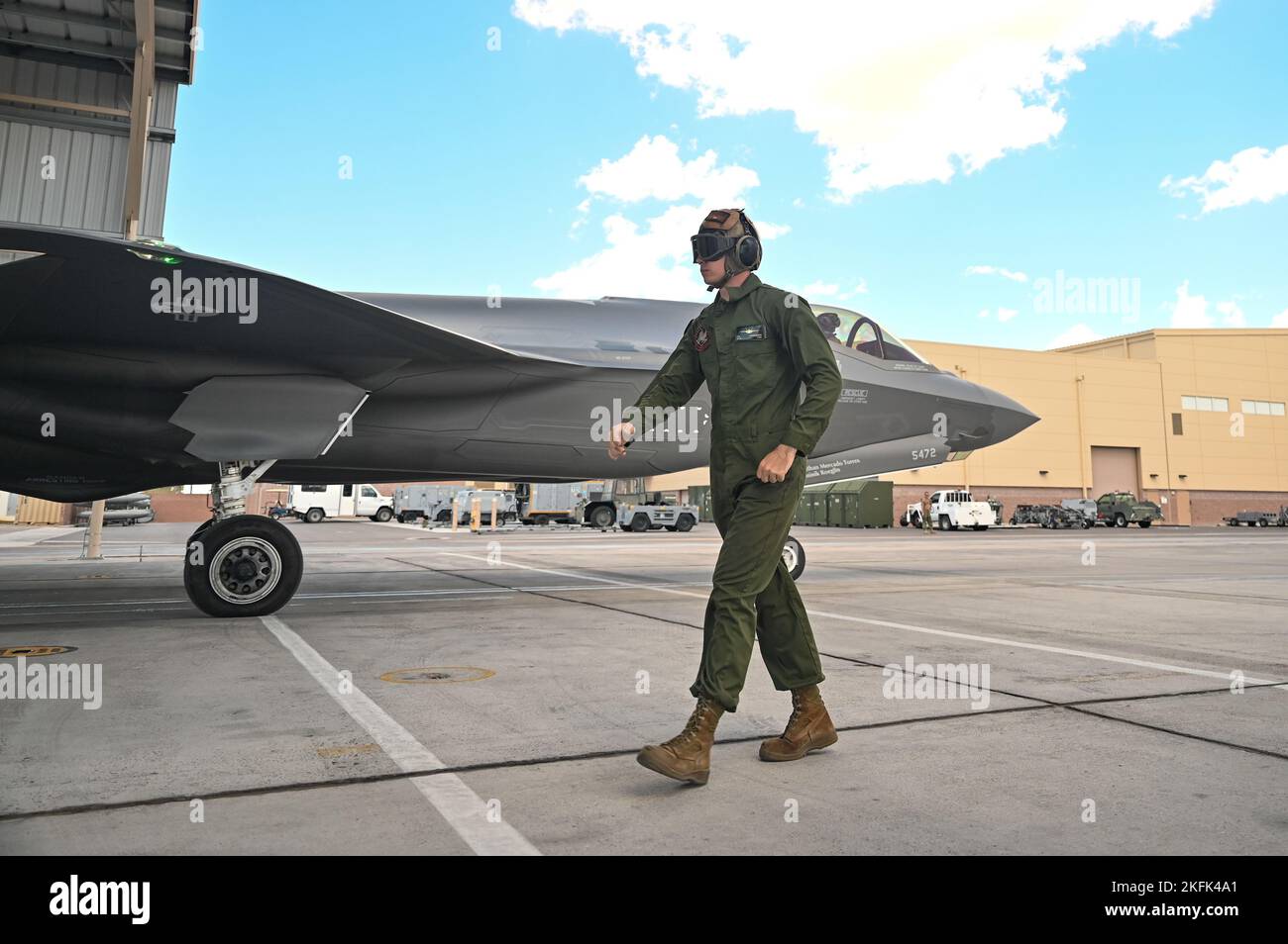 U.S. Marine Corps Lance CPL. Steven Engelhardt, Flugkapitän von Marine Operational Test & Evaluation Squadron One, geht weg, als die US Air Force F-35A Lighting II, die er für den Flug vorbereitet hat, auf die Landebahn des Nellis Air Force Base, Nevada, am 21. September 2022 besteuert wird. Mitglieder der Luftwaffe, der Marine und des Marine Corps nahmen an gemeinsamen Interoperabilitäts- und Logistikschulungen während der Black Flag Teil. Stockfoto