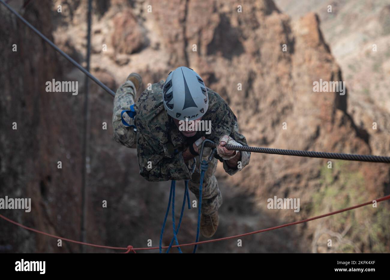 Ein US-Marinefahrer, der der Combined Joint Task Force - Horn of Africa zugewiesen wurde, absolviert einen Berg-Hinderniskurs im Centre Dentrainment Au Combat (CECAD), Dschibuti, 21. September 2022, während er am French Desert Commando Course (FDCC) teilnimmt. Der FDCC ist ein mehrtägiger Kurs, der von den Franzosen bei CECAD abgehalten wird und sowohl die US- als auch die französischen Dienstmitglieder herausfordert, indem er die Teilnehmer körperlich und geistig durch Land- und Wasserhindernisse und Ausdauerübungen herausfordert, während sie unter strengen Feldbedingungen überleben. Stockfoto