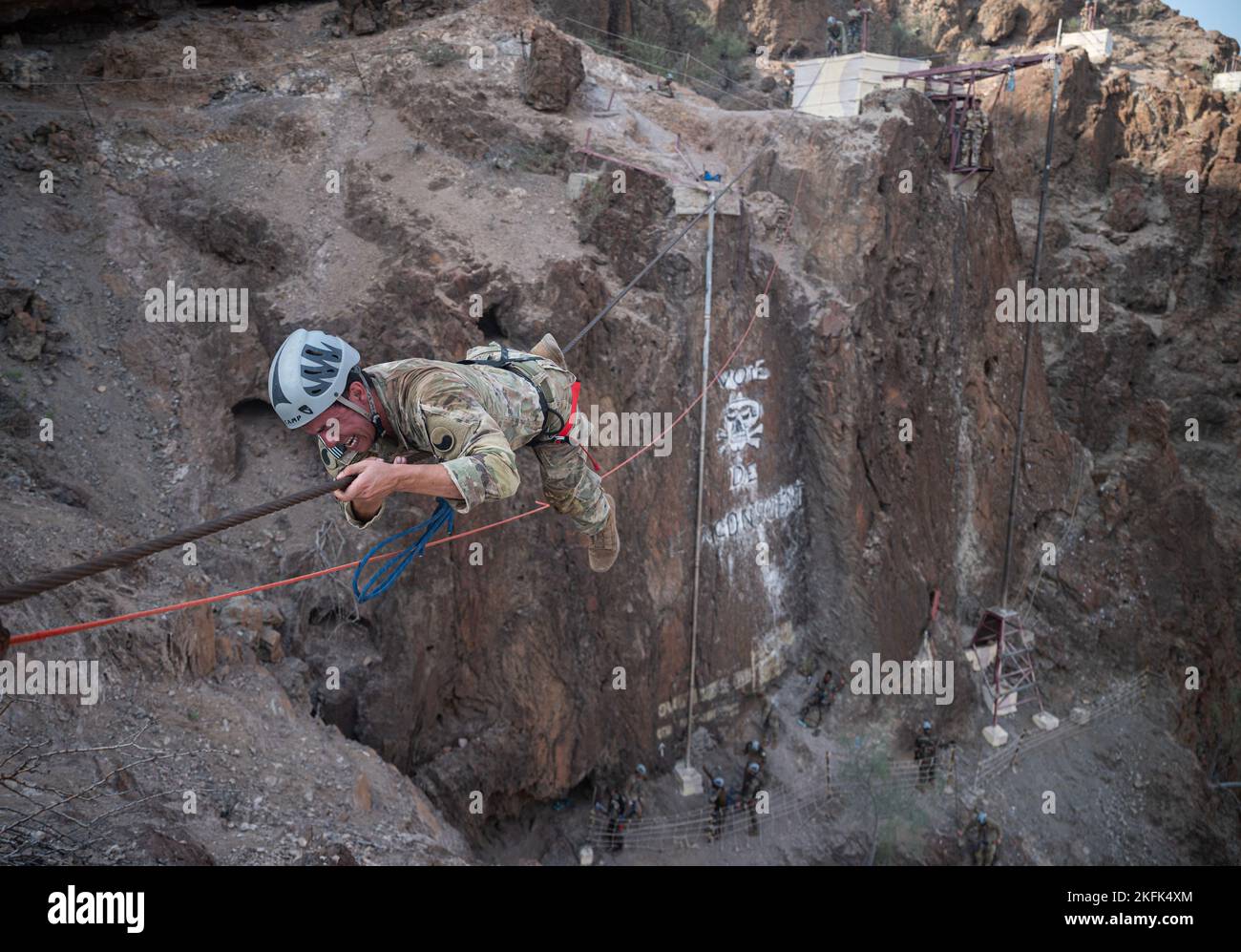 Ein US-Armeesoldat, der der Combined Joint Task Force - Horn of Africa zugewiesen wurde, absolviert einen Berg-Hindernisparcours im Centre Dentrainment Au Combat (CECAD), Dschibuti, 21. September 2022, während er am French Desert Commando Course (FDCC) teilnimmt. Der FDCC ist ein mehrtägiger Kurs, der von den Franzosen bei CECAD abgehalten wird und sowohl die US- als auch die französischen Dienstmitglieder herausfordert, indem er die Teilnehmer körperlich und geistig durch Land- und Wasserhindernisse und Ausdauerübungen herausfordert, während sie unter strengen Feldbedingungen überleben. Stockfoto