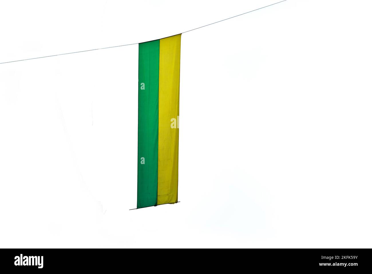 Die brasilianische Flagge hängt vor weißem Hintergrund Stockfoto