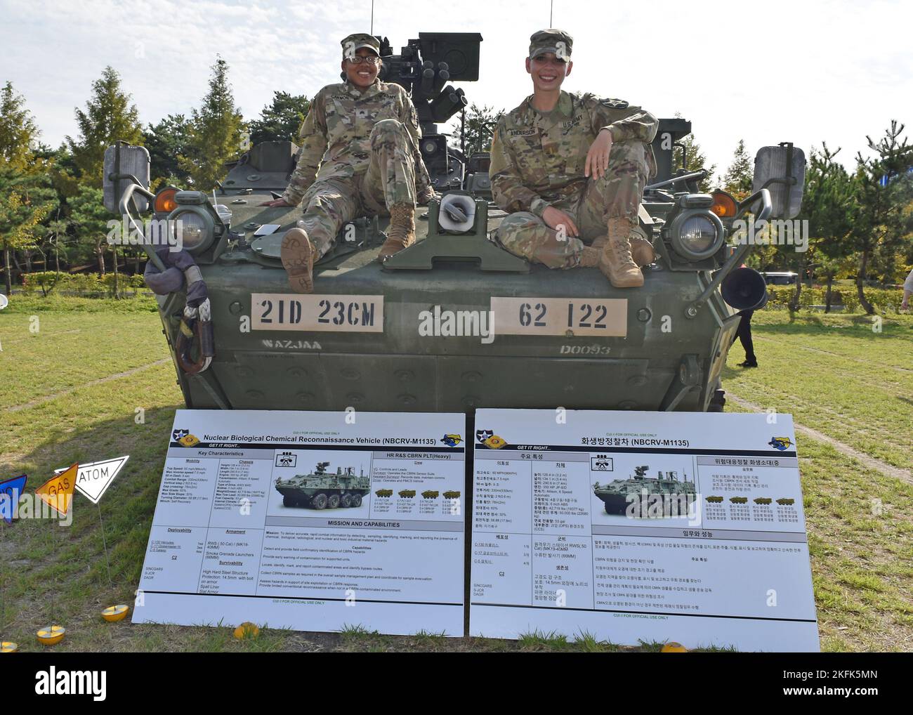 General LT. General Bill Burleson, Befehlshaber der achten Armee, war am 22. September 2022 als Hauptredner bei der DX Korea 2022 in Goyang, Südkorea, tätig. Die Defense & Security Expo Korea ist eine einwöchige Ausstellung der Landstreitkräfte, in der die neuesten Kampfgeräte ausgestellt werden. Die expo findet im Korea International Exhibition Centre (KINTEX) statt. Burleson diskutierte, wie die Zukunft der Landstreitkräfte aussieht und was erforderlich ist, um in zukünftigen Bodenkampf-Operationen erfolgreich zu sein. Er betonte, dass die Bereitschaft durch Schulungen nicht enden darf. Der General und das Personal haben die expo zu besichtigen. Die Veranstaltung auch fea Stockfoto