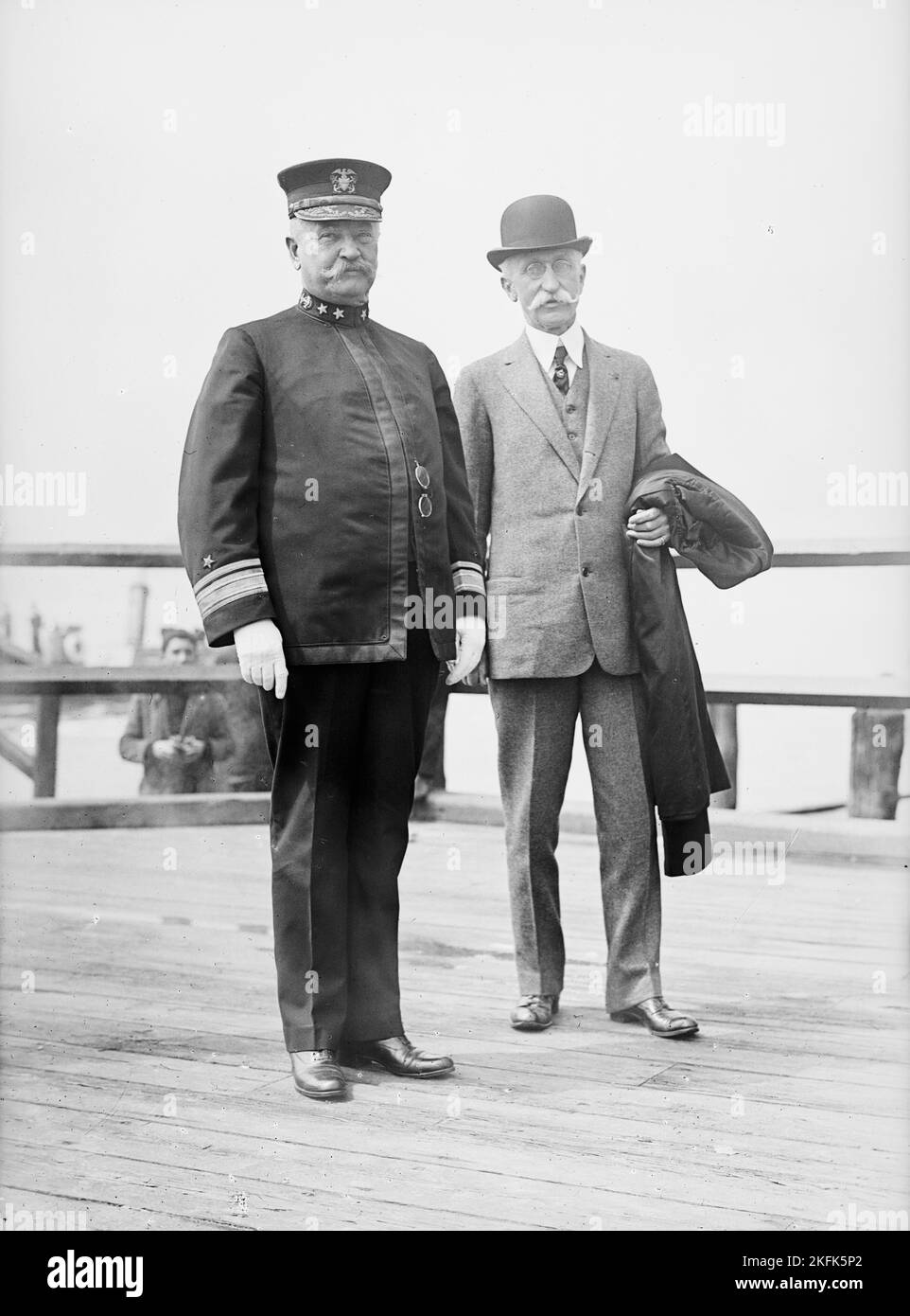 Fisk, Bradley A. als Konteradmiral und erster Chef der Marineoperation, rechts, mit Konteradmiral Badger, 1914. Stockfoto