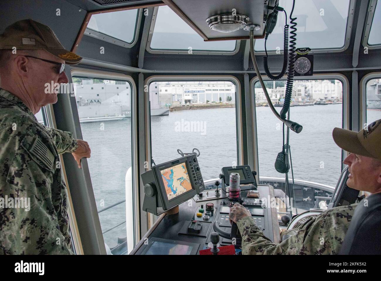 YOKOSUKA, Japan (Sept 22, 2022) – Vice Adm. Yancy Lindsey, Commander, Navy Installations Command, spricht mit Chief Boatswain's Mate Christian Sherman, einem Schlepper-Master, der der Hafenoperationsabteilung an Bord des Commander, Fleet Activities Yokosuka (CFAY) während einer Tour an Bord des Valiant-Klasse-Hafenschlepper Menominee (YT-807) zugewiesen wurde. Seit mehr als 75 Jahren stellt, pflegt und betreibt CFAY Basiseinrichtungen und -Dienste zur Unterstützung der vorbereitenden Seestreitkräfte der US-7.-Flotte, der Mieterkommandos und Tausender militärischer und ziviler Mitarbeiter sowie ihrer Familien. Stockfoto