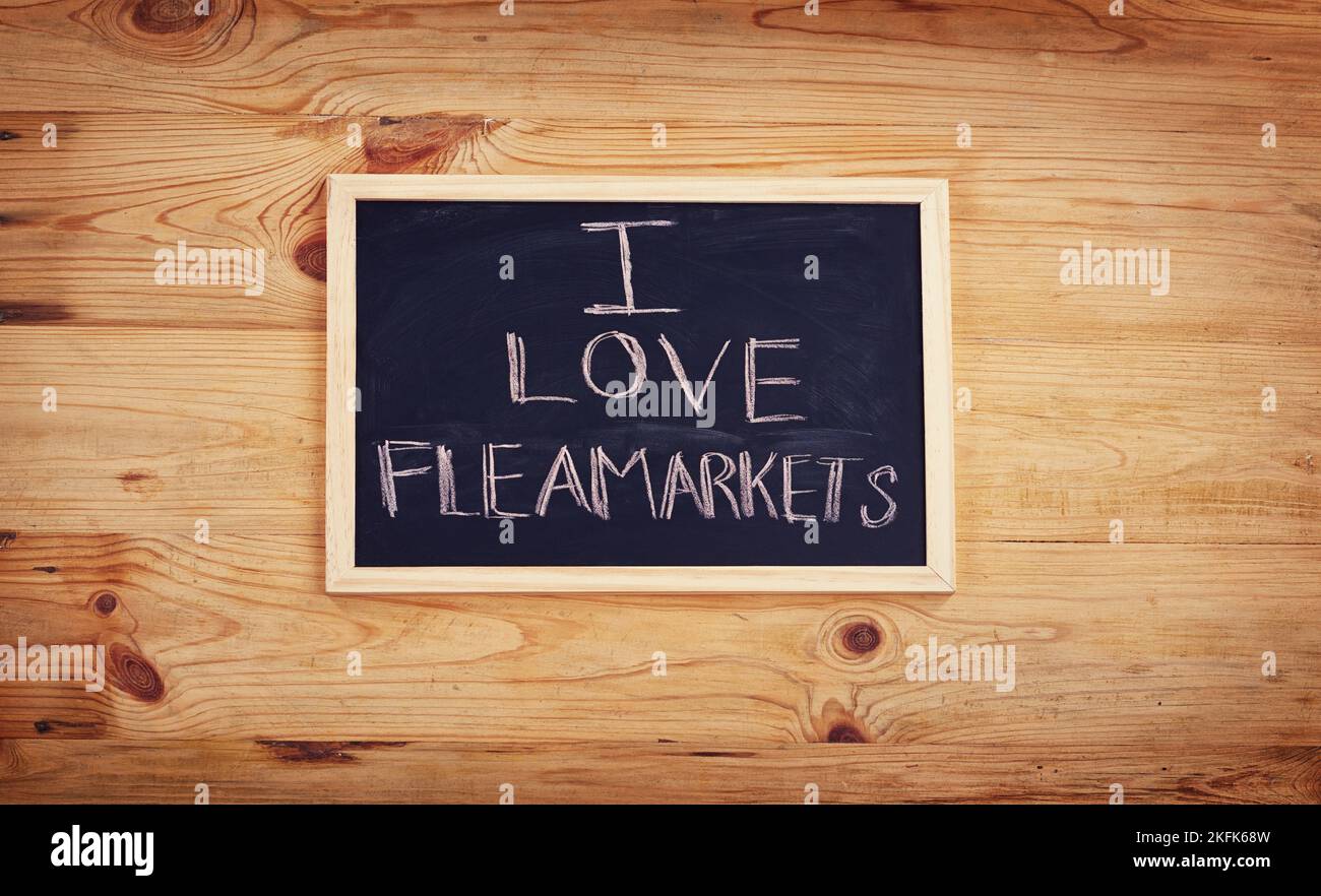 Warum gehen wir dieses Wochenende nicht auf einen Flohmarkt. Stillleben einer Tafel mit der darauf geschriebenen Botschaft Ich liebe Flohmärkte. Stockfoto