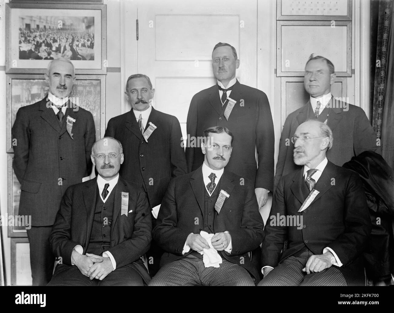 Handelskammer der USA, 1913. Zweite Jahrestagung der Handelskammer der Vereinigten Staaten von Amerika im New Willard Hotel, Washington, DC. Direktoren. Hinten: John H. Jayey; W.M. McCormick; R. G. (Robert Goodwyn) Rhett; T.L.L. Tempel. Vorne: August H. (Hugo) Vogel; Harry A. Wheeler, Präsident; rechts (erste Reihe) ist Charles R. (Richard) Van Hise, Präsident der University of Wisconsin. Stockfoto