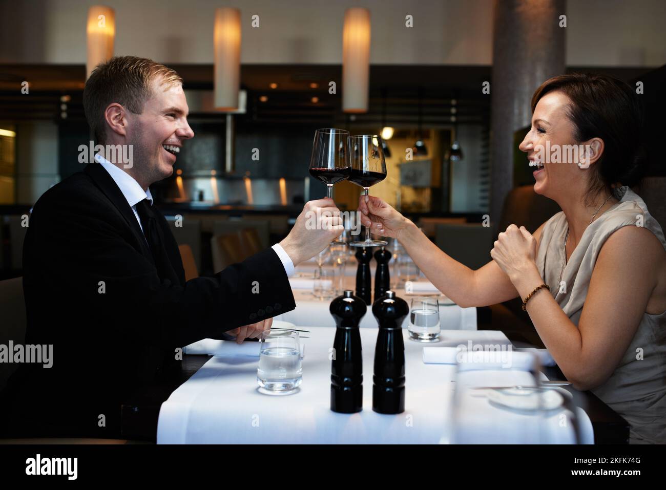 Toasten eines besonderen Anlasses. Ein Paar beim Abendessen in einem Restaurant. Stockfoto