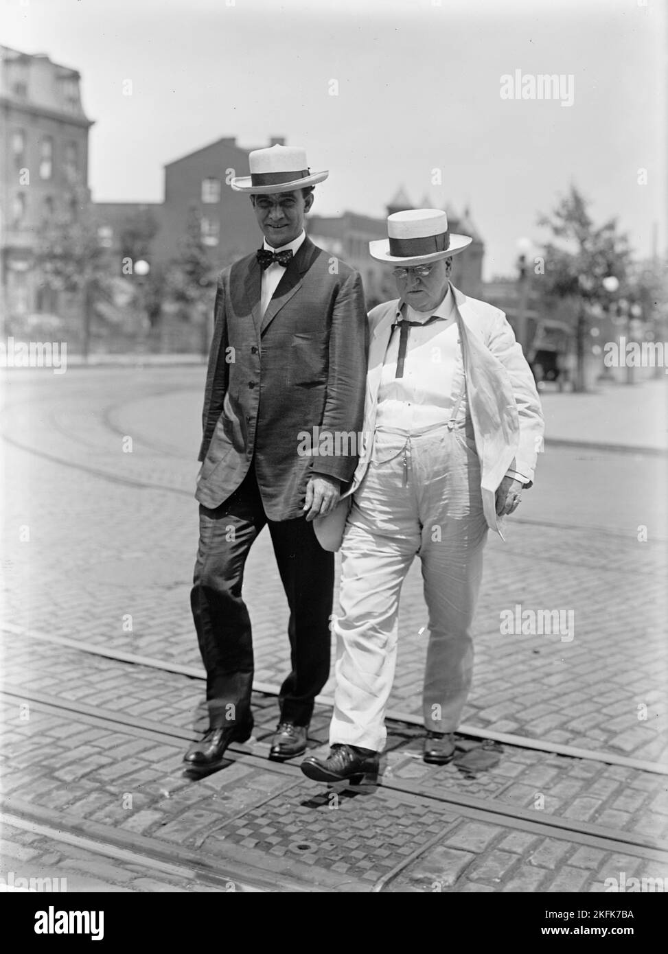William O'Connell Bradley, Gouverneur von Kentucky, rechts, mit Senator Nathan Philemon Bryan, 1913. Bradley war Gouverneur von Kentucky 1895-1899; Senator 1909-1914. Bryan aus Florida war ein US-Bundesrichter. Stockfoto