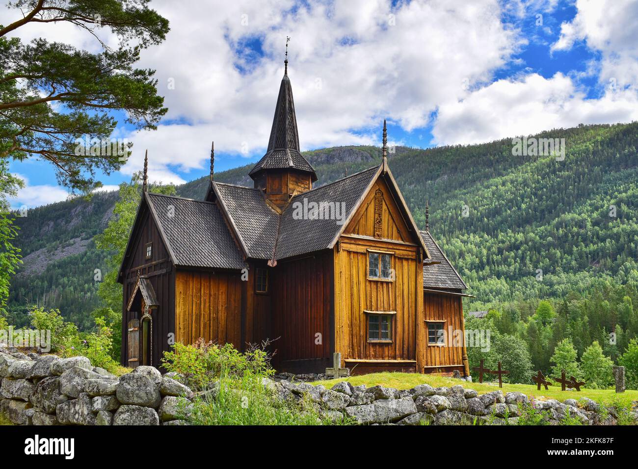 Hölzerne Stabkirche in schöner Naturlandschaft, Nore, Norwegen, Skandinavien, Europa Stockfoto