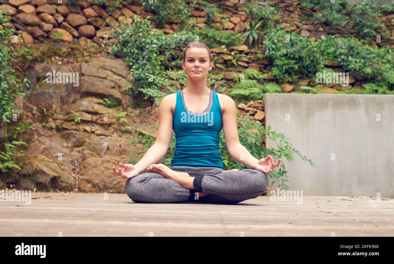 Yoga nährt ihre Seele. Eine junge Frau, die im Freien Yoga praktiziert. Stockfoto