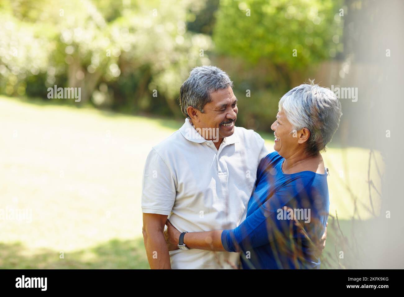 Dein Glück ist mein Glück. Ein liebevolles Seniorenpaar genießt die gemeinsame Zeit im Freien. Stockfoto