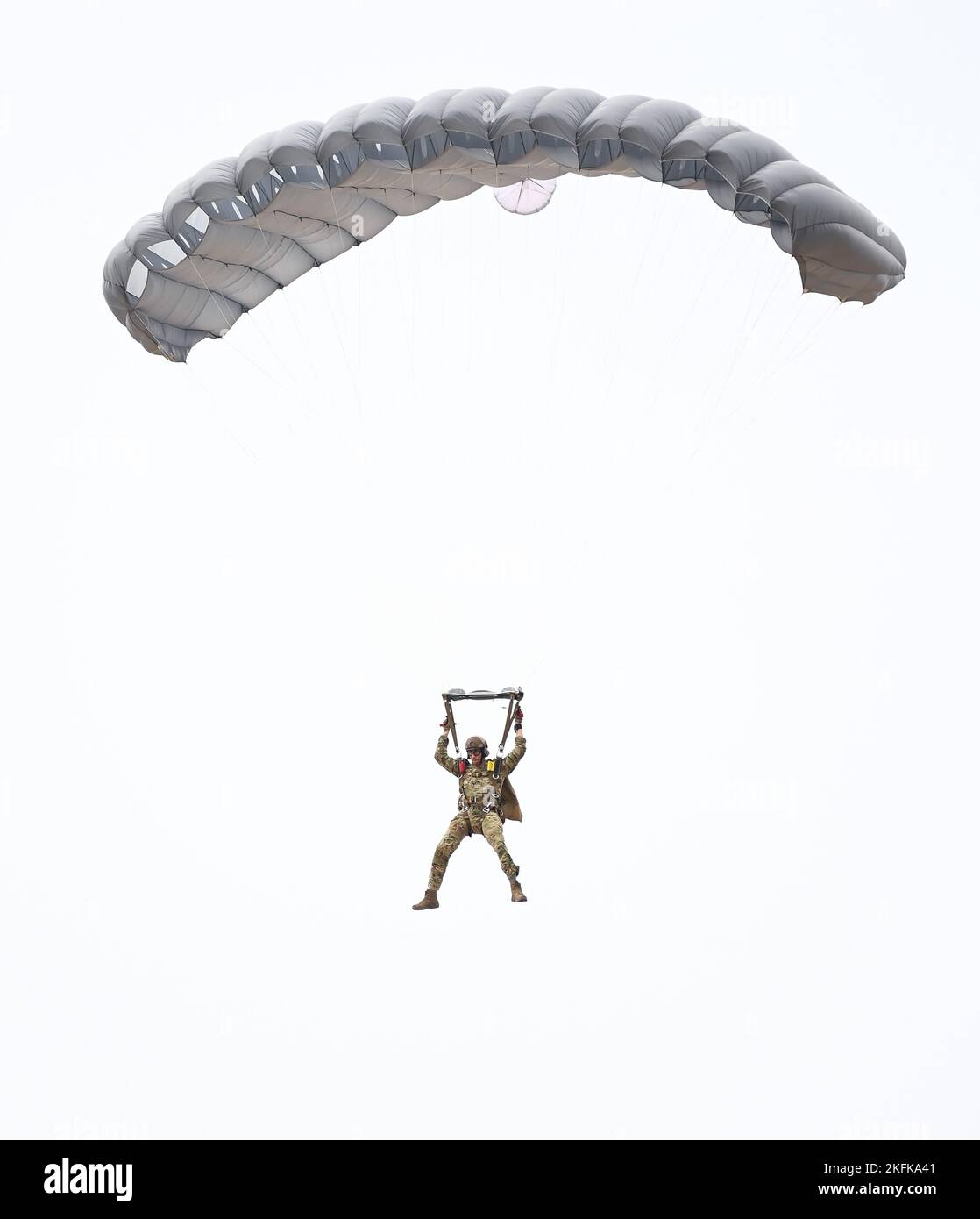 Ein Soldat des John F. Kennedy Special Warfare Center und der School der US-Armee bereitet sich auf die Landung in der Luzon Drop Zone während des Free Fall Trainings in Camp Mackall, North Carolina, vor 22. September 2022. Die militärischen Fallschirmspringer sprangen aus 7.000 Metern Höhe über dem Boden. Stockfoto