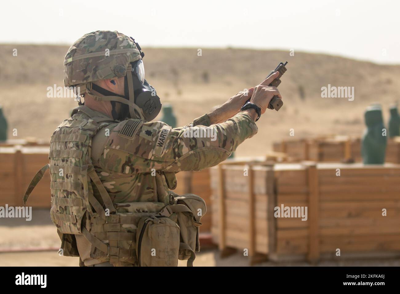 US-Armee-Soldaten der 35. Infantry Division führen M17 und M4 individuelle Waffen Qualifikationsbereiche in Udairi Ranges, Kuwait, 22. September 2022. Stockfoto