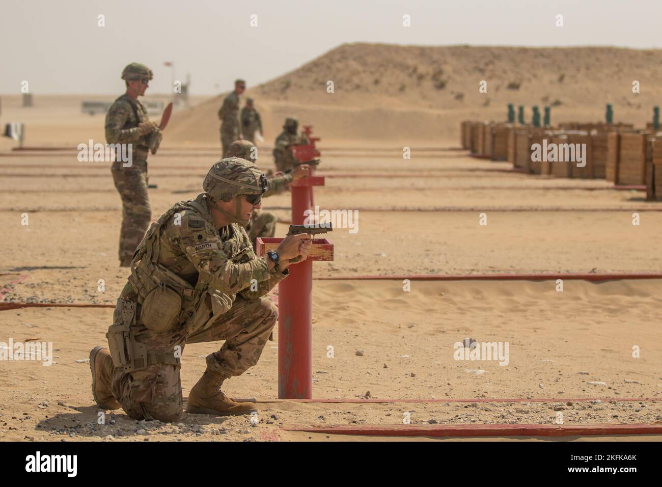 US-Armee-Soldaten der 35. Infantry Division führen M17 und M4 individuelle Waffen Qualifikationsbereiche in Udairi Ranges, Kuwait, 22. September 2022. Stockfoto