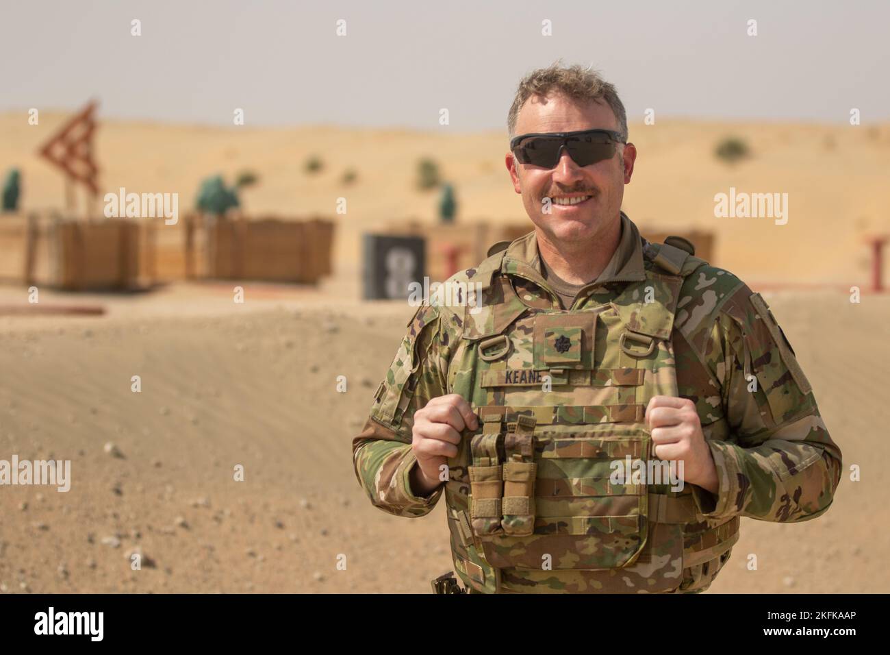 US-Armee-Soldaten der 35. Infantry Division führen M17 und M4 individuelle Waffen Qualifikationsbereiche in Udairi Ranges, Kuwait, 22. September 2022. Stockfoto