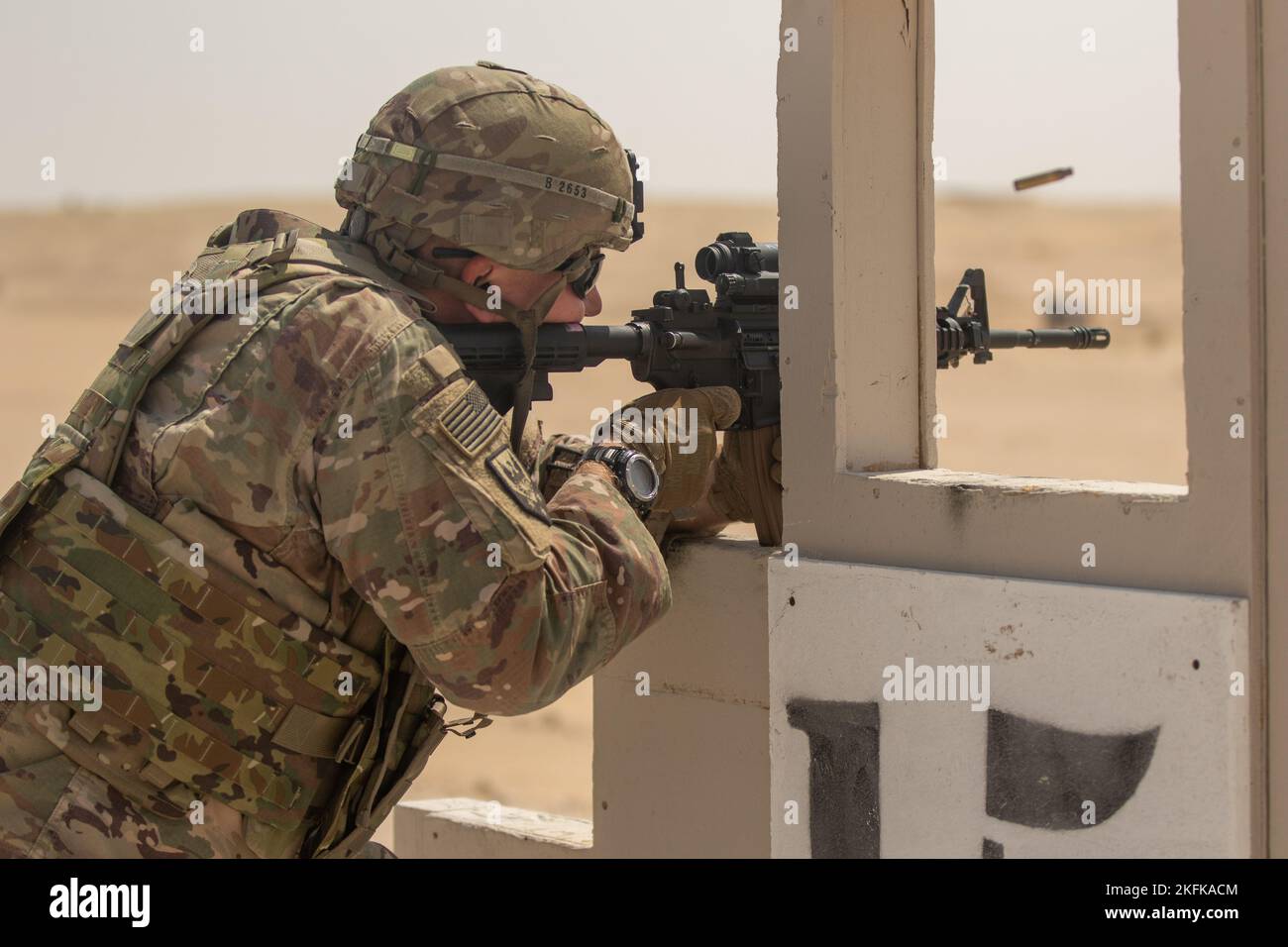 US-Armee-Soldaten der 35. Infantry Division führen M17 und M4 individuelle Waffen Qualifikationsbereiche in Udairi Ranges, Kuwait, 22. September 2022. Stockfoto