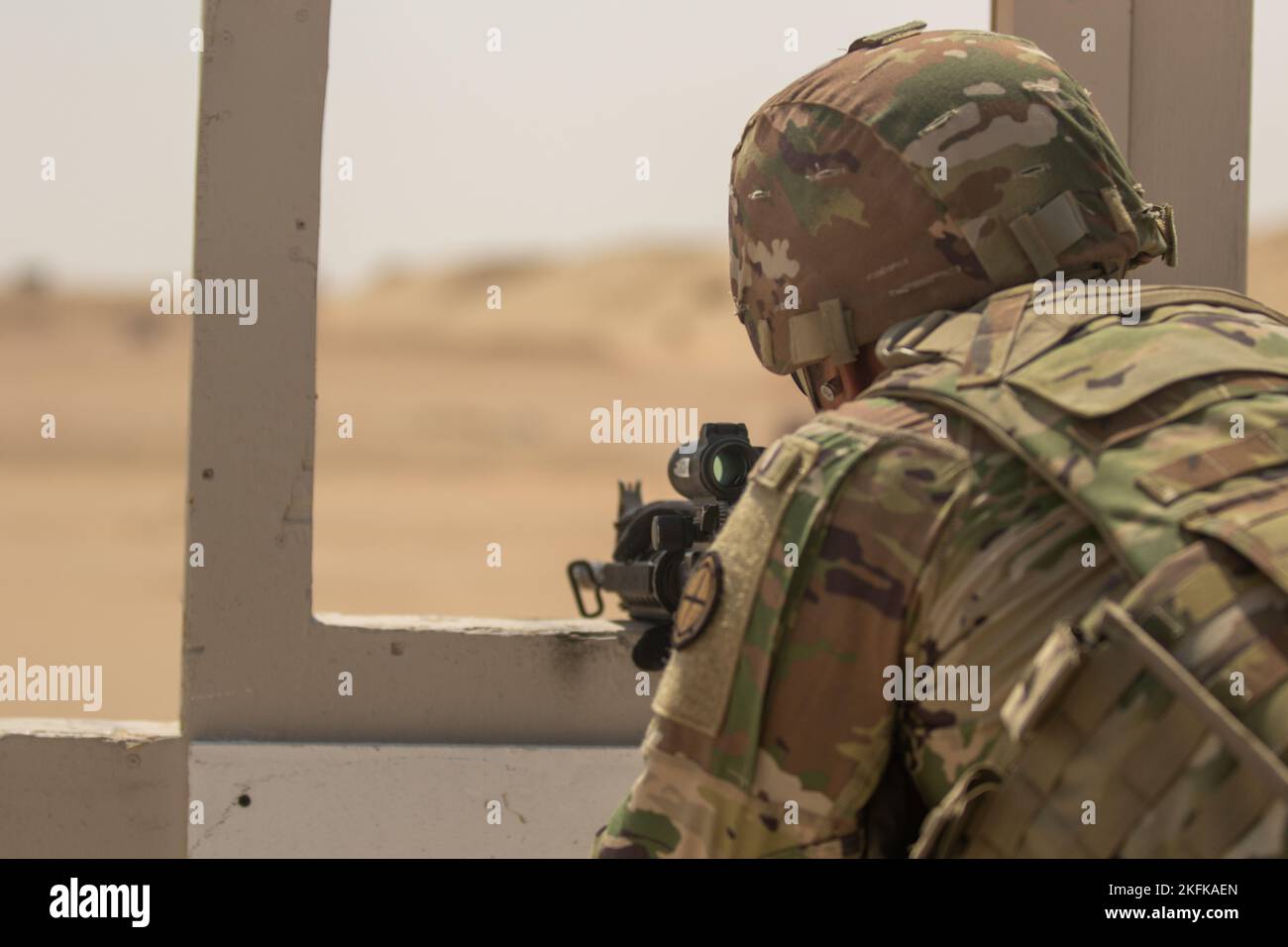 US-Armee-Soldaten der 35. Infantry Division führen M17 und M4 individuelle Waffen Qualifikationsbereiche in Udairi Ranges, Kuwait, 22. September 2022. Stockfoto