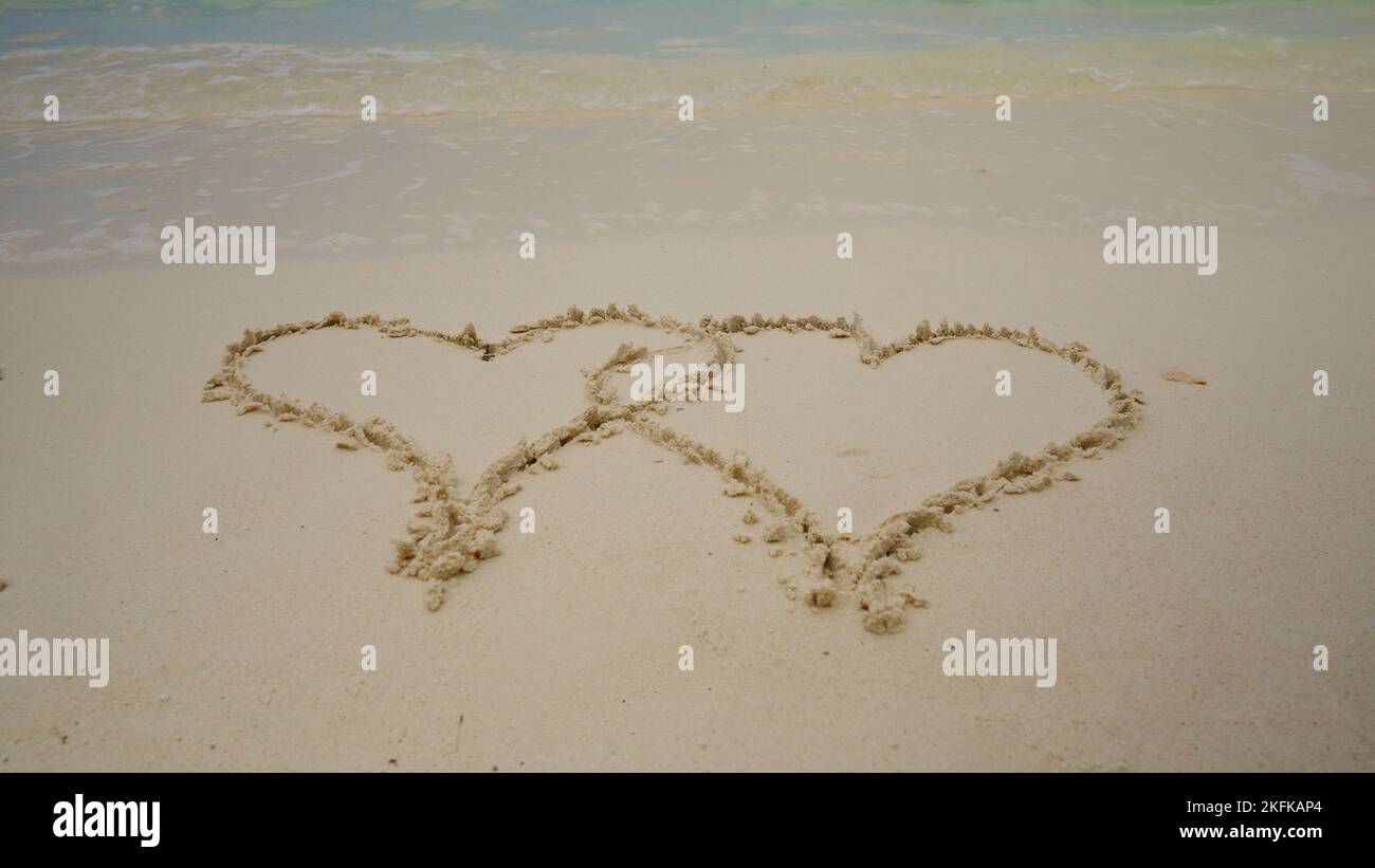 Herzform in Sand am Strand Stockfoto