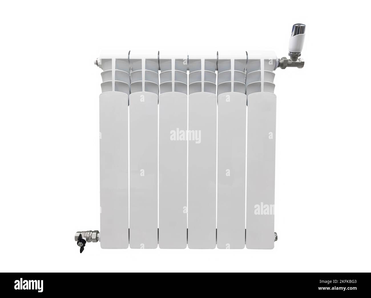 Heizungsbatterie auf schwarzem Hintergrund isoliert. Kühler. Haus Warmwasserbereiter Konvektor isoliert. Heizkonvektor. Stockfoto