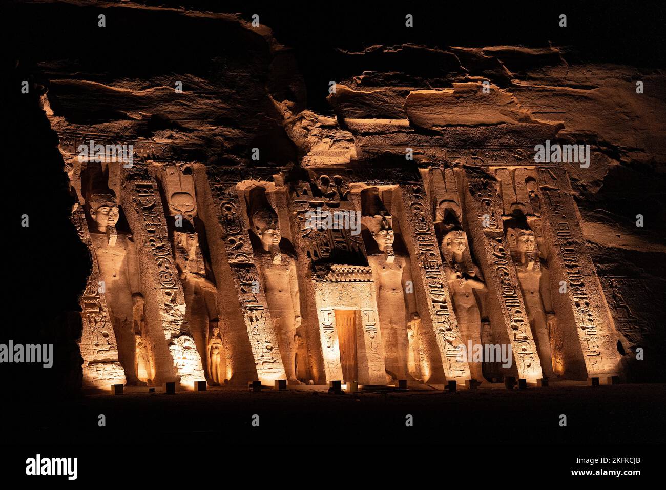 Licht beleuchtete den Eingang des Nefertari-Tempels in der Nacht Stockfoto