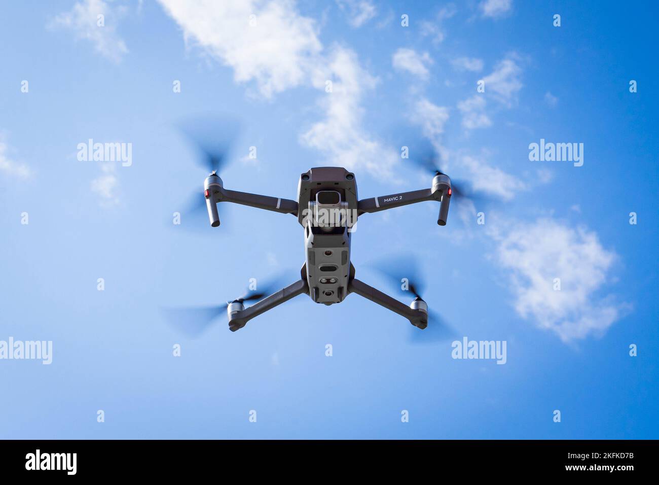 Sankt-Petersburg, Russland 10. August 2019: DJI Mavic 2 pro schwebt über blauem Himmel Stockfoto