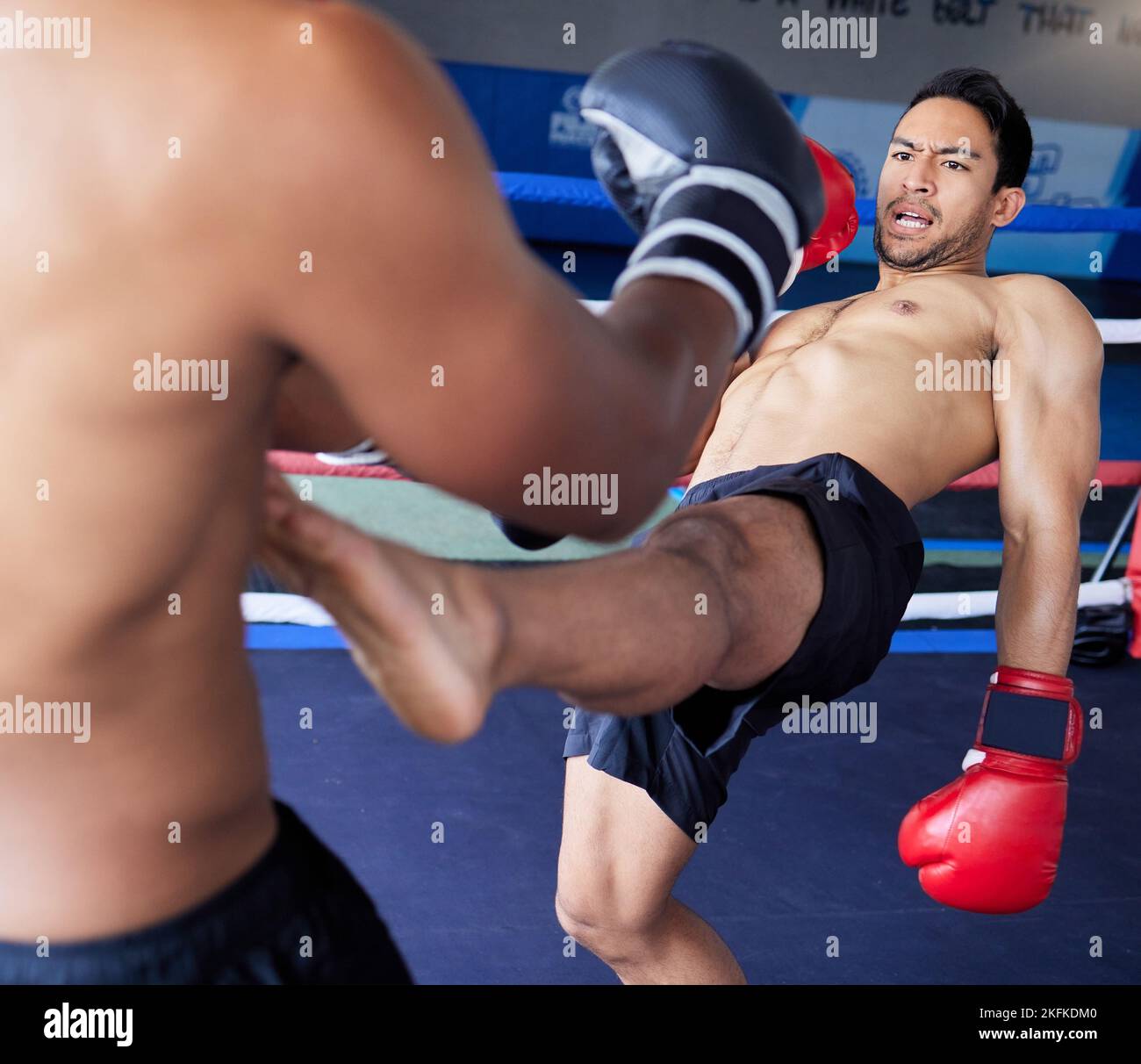 Boxer-, Kampf- und Sportwettbewerb mit Männern im Boxring für Bewegung, Training und Kampfsport-Training in einem Fitnessclub. Sportler Mann in Aktion Stockfoto