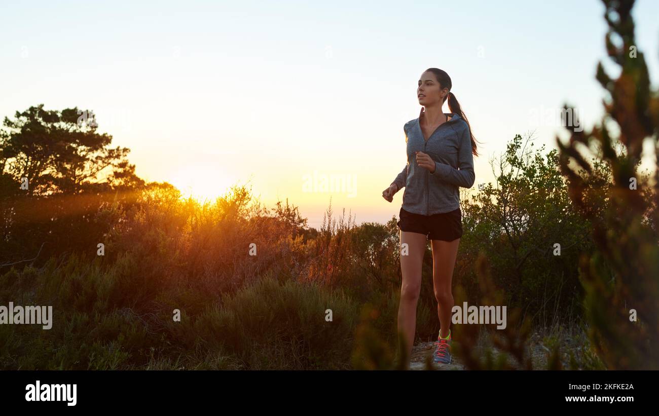 Fitness ist ein Lebensstil ohne Ziellinie. Eine junge Frau joggt im Freien. Stockfoto