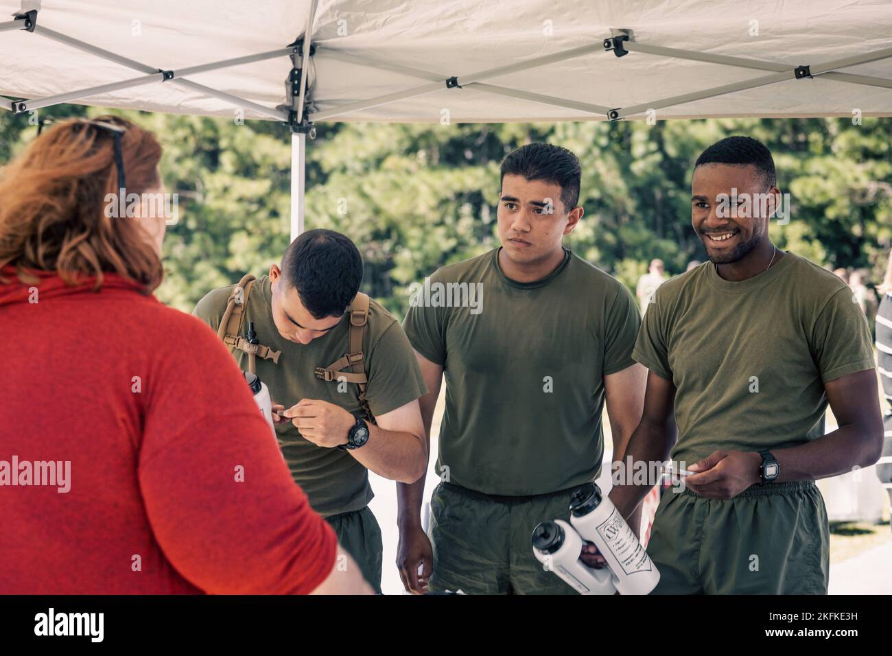 Ein Freiwilliger spricht mit US-Marineinfanteristen über die Dienste des Community Counseling Center, Marine Corps Base (MCB) Camp Lejeune vor dem Selbstmord- und Sensibilisierungslauf 2022 2022 auf dem MCB Camp Lejeune, North Carolina, am 23. September 5k. Das MCB Camp Lejeune war Gastgeber der Veranstaltung, um das Bewusstsein für Selbstmord zu schärfen und die Betroffenen zu unterstützen. Das Community Counseling Center des Marine Corps für Verhaltensdienste der Gesundheitsabteilung veranstaltete im September eine Vielzahl von Veranstaltungen, um die Unterstützung für den Monat der Selbstmordprävention und Sensibilisierung zu demonstrieren. Stockfoto