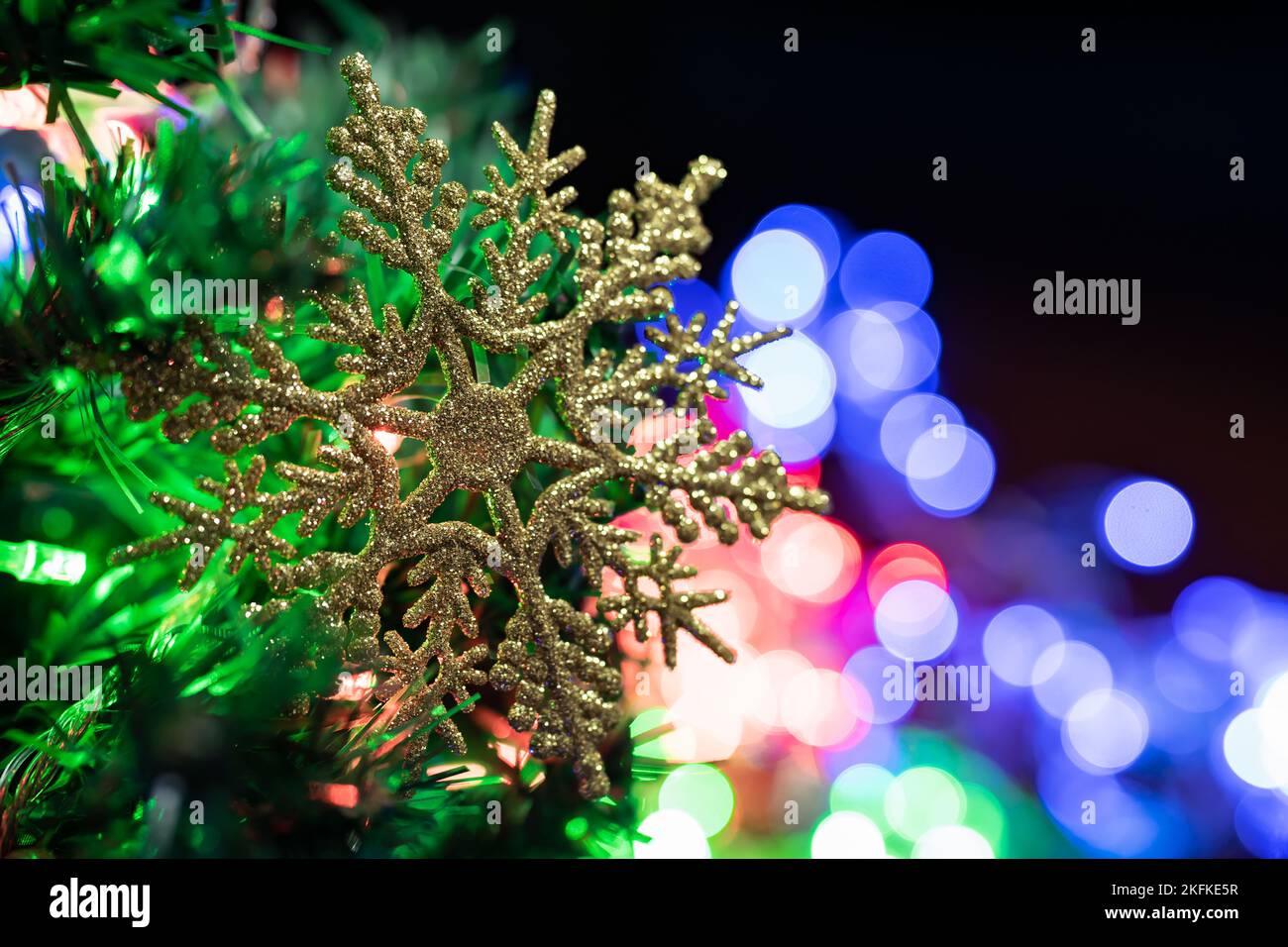 Glitzernde Schneeflocke auf Weihnachtsbaum Stockfoto