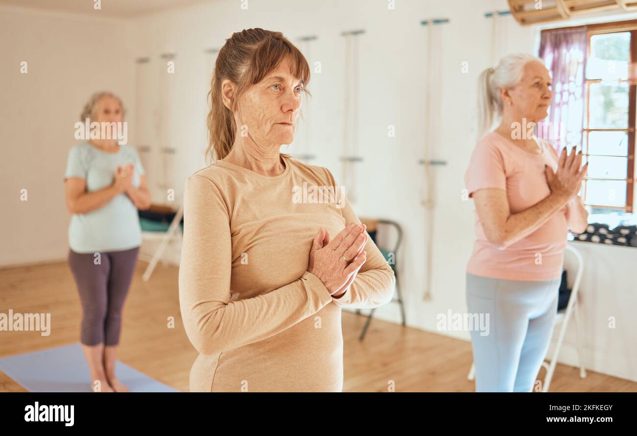 Yoga-, Relax- und Ruhestandkurs für Gesundheit, Achtsamkeit und Spiritualität. Namaste, Zen und ruhige ältere Frauen konzentrieren sich gemeinsam auf Stockfoto