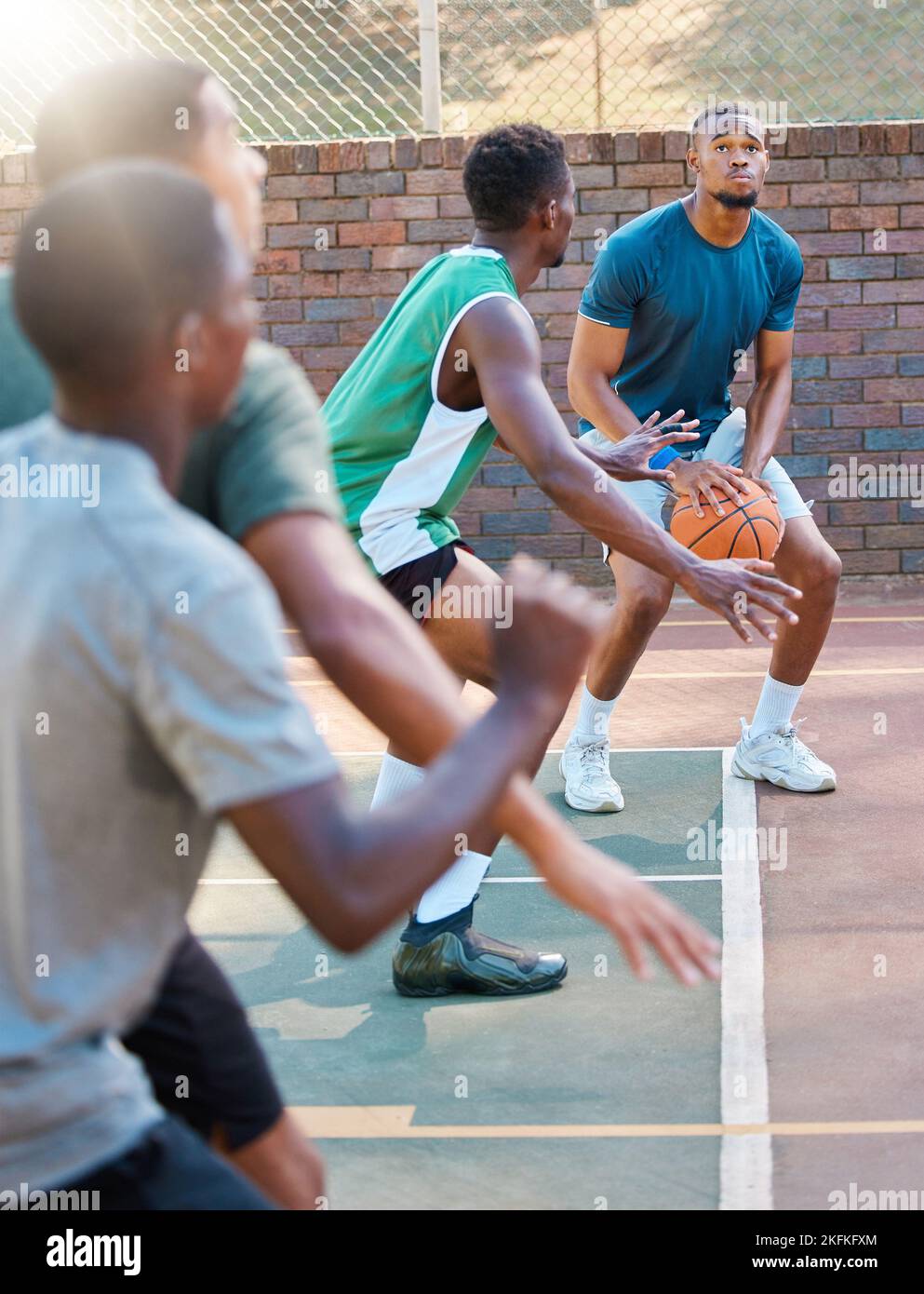 Basketball, Spiel und Mannschaftssport für Spielpunkt, Tor oder bereit für einen Schuss auf dem Basketballplatz. Basketballspieler in Sportfitness, Bewegung oder Stockfoto