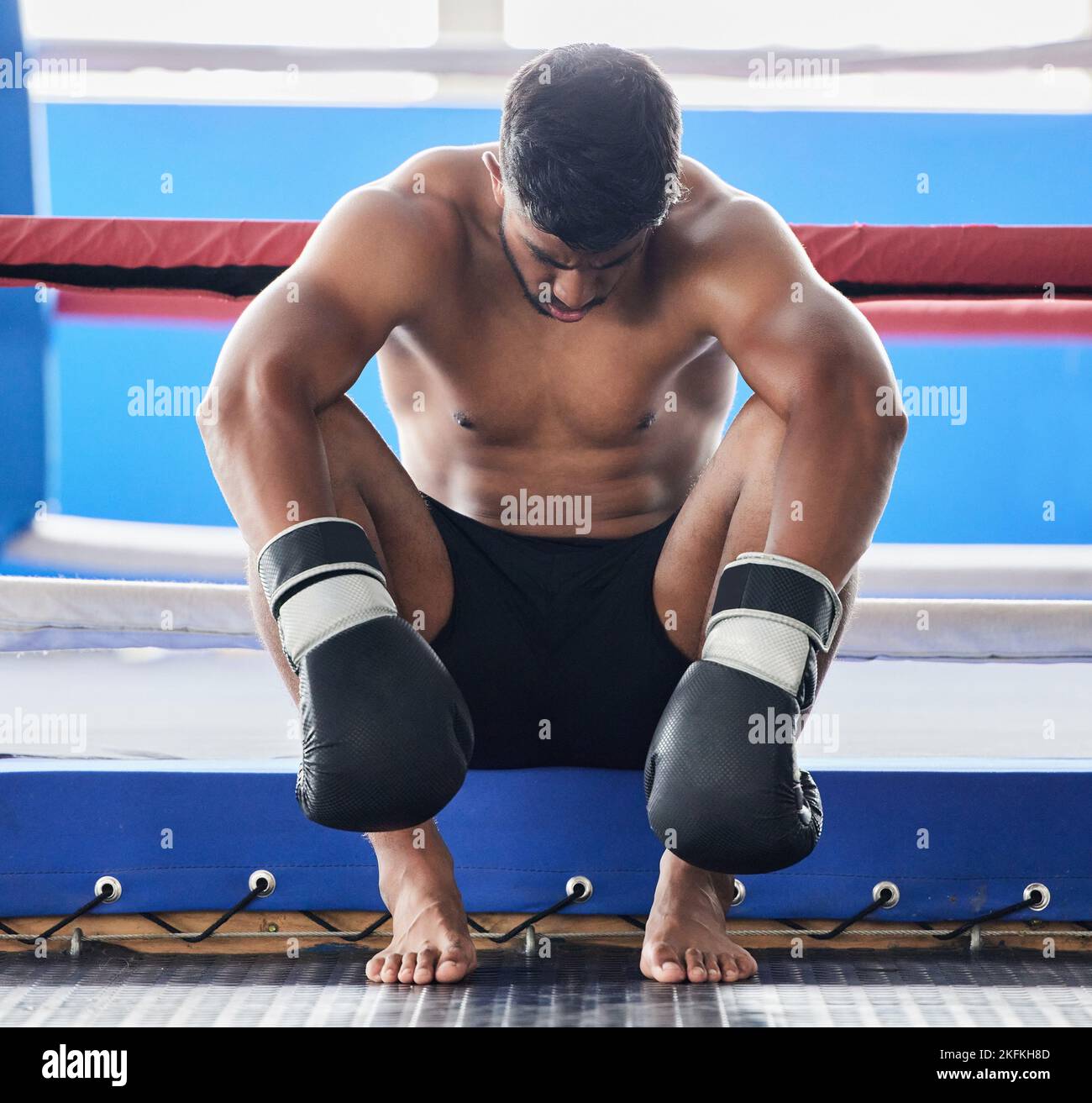 Boxer, Kampfkunst und Mann müde und traurig nach Boxen oder Sport Wettbewerb Fehler, Versagen oder Stress, Angst und Depression vor dem Training. Sportler Stockfoto