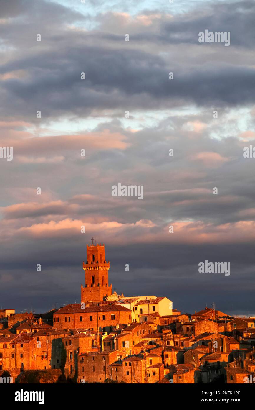 Nahaufnahme und Detail der mittelalterlichen Stadt Pitigliano leuchtet im Abendlicht mit Kathedrale Santi Pietro e Paolo und Turm in der Mitte, Maremma, Provin Stockfoto