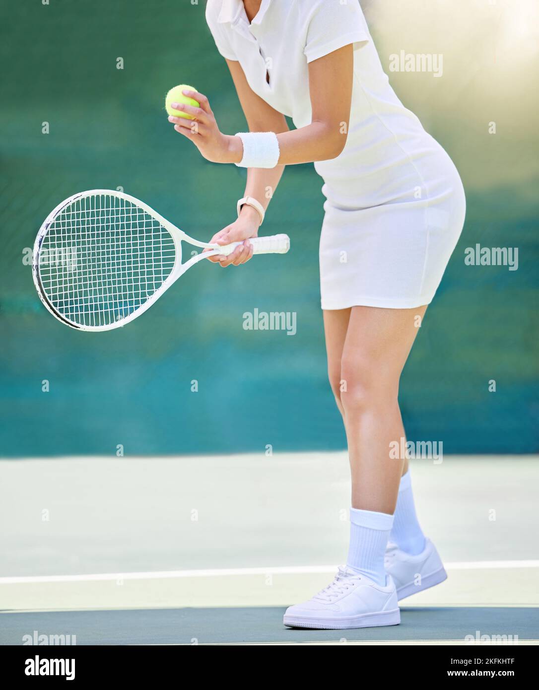 Tennisspielerin Frau, Schläger und servieren Tennisball in Wettbewerb, Sommerspielen und Outdoor-Training. Mädchen, Tennisplatz und professionelle Sportarten Stockfoto