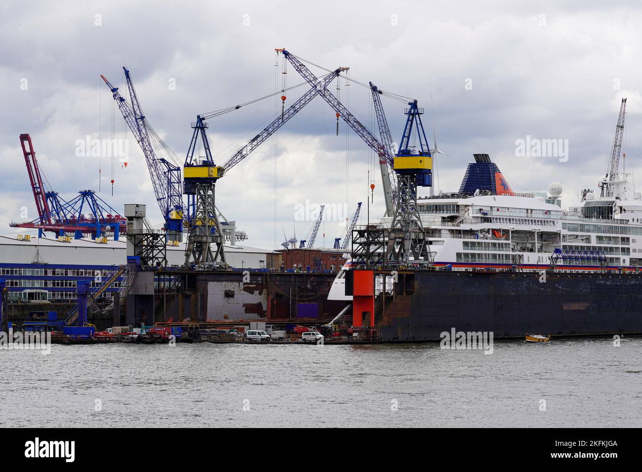 Containerkrane im Hamburger Hafen. Stockfoto