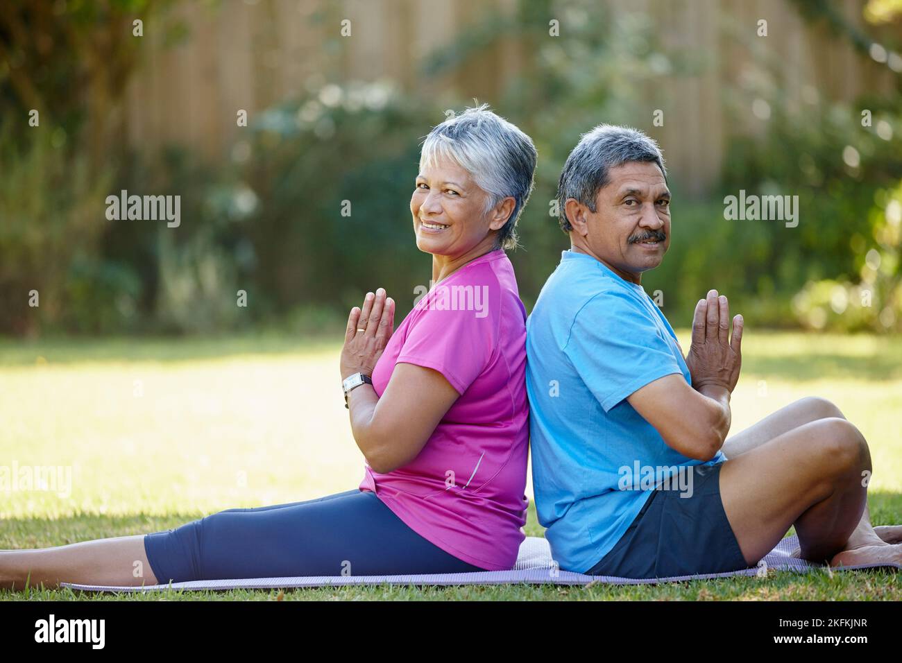 Unsere Körper und unseren Geist ausüben. Porträt eines reifen Paares, das gemeinsam Yoga in ihrem Hinterhof macht. Stockfoto