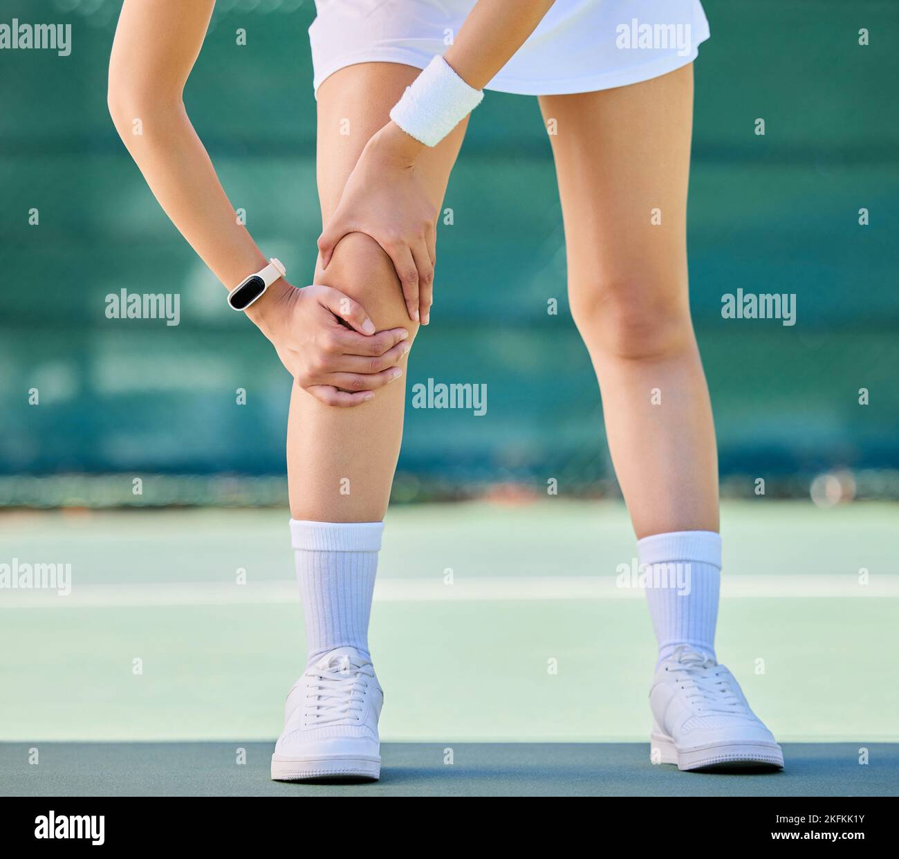 Tennis, Knie und Frau mit Beinverletzungen auf dem Sportplatz für Training, Training oder Turnier. Knieschmerzen, Unfall und verletzte Sportler auf dem Tennisplatz Stockfoto