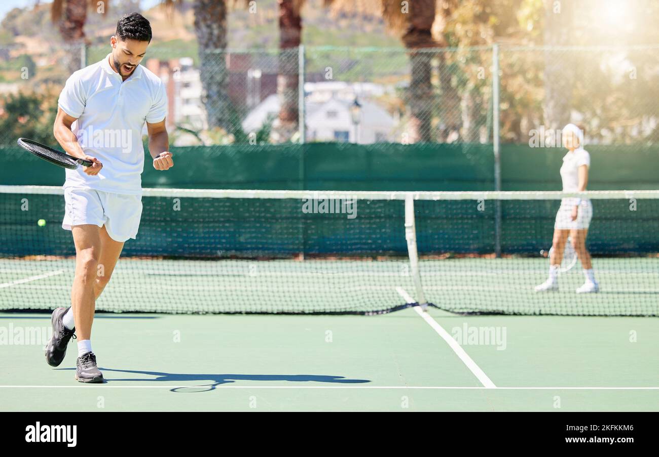 Tennis, Feiern und ein Mann, der ein Spiel spielt, um auf einem Platz im Freien für Training, Bewegung und Fitness zu gewinnen. Sport, Motivation und gesunder männlicher Athlet Stockfoto