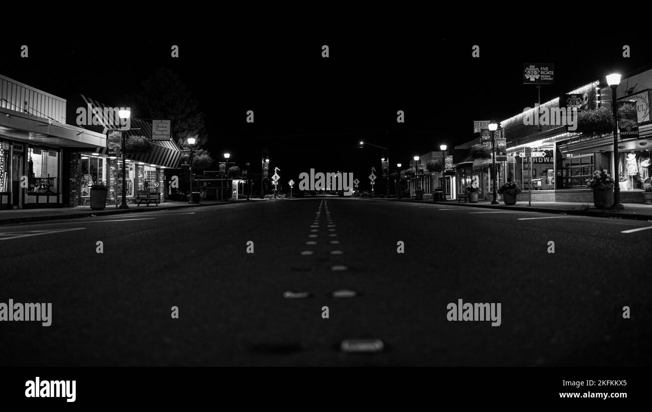 Die Graustufen Blick auf Everett City Street und Geschäfte in der Nacht Stockfoto